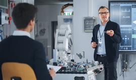 Referent mit Roboter