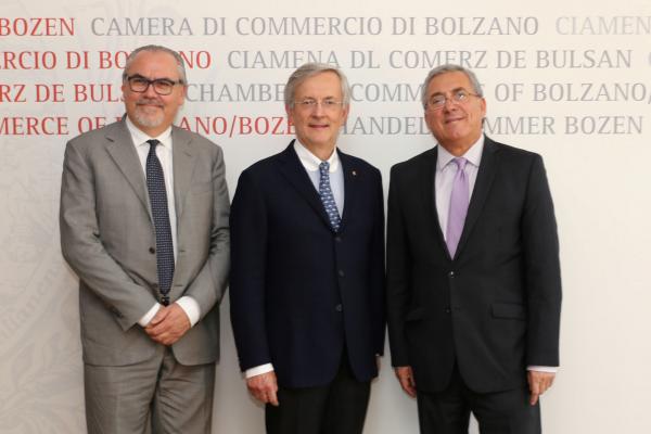Im Bild: Aldo Albasini Broll, Handelskammerpräsident Michl Ebner, Fernando Ayala.
