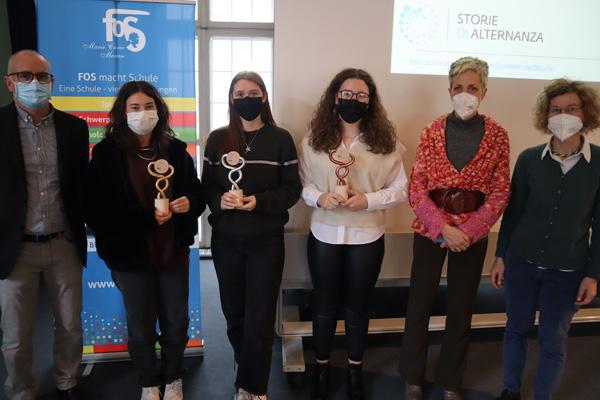 Der Direktor der Fachoberschule für Tourismus und Biotechnologie „Marie Curie“ in Meran Dr. Markus Dapunt, die Gewinnerinnen Lisa Fleischmann, Alexa Pöhl sowie Noemi Prünster mit den Lehrpersonen Carla Molinari und Sigrid Gruber