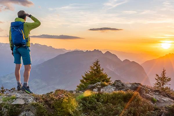 Wanderer mit Blick über die Bergketten Wanderer mit Blick über die Bergketten