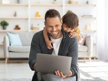 padre con un portatile e un bambino