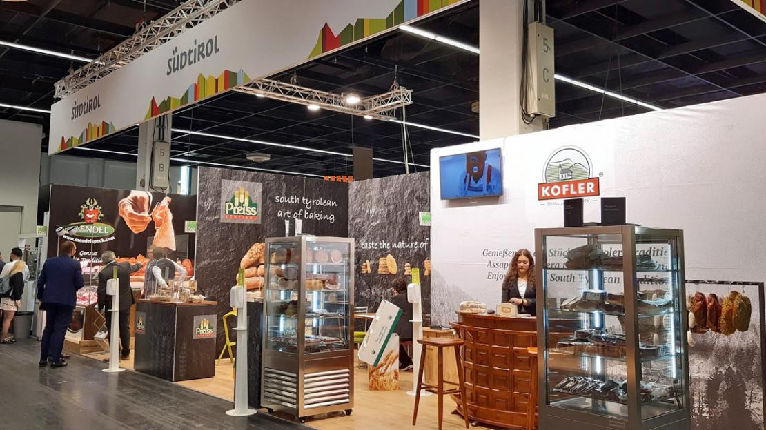 Auf der Nahrungs- und Genussmittel-Ausstellung Anuga in Köln waren 2021 auch Südtiroler Unternehmen vertreten. Auf der Nahrungs- und Genussmittel-Ausstellung Anuga in Köln waren 2021 auch Südtiroler Unternehmen vertreten.