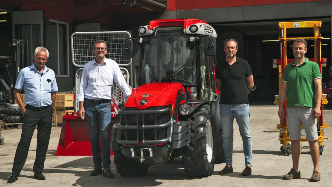 Elmar Morandell, Geschäftsführer von EMT Transport, Martin Foradori, Vizepräsident Konsortium Südtirol Wein, Andreas Kofler, Präsident Konsortium Südtirol Wein und Christian Sanoll, Geschäftsführer von Sanoll Landmaschinen (v.l.n.r.).