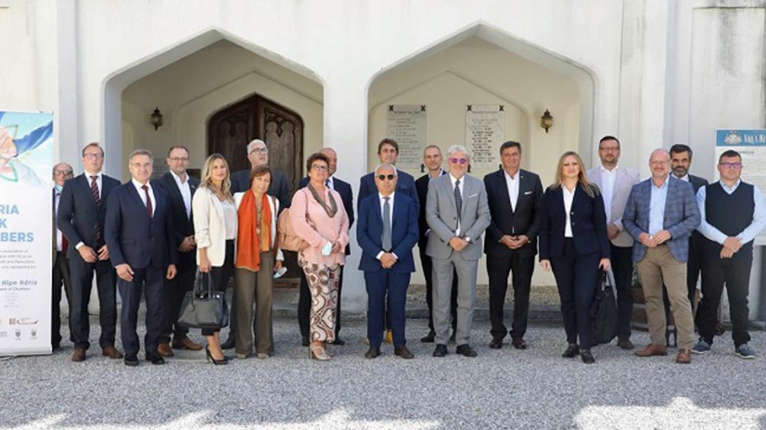 In der Villa Russiz in Capriva del Friuli wurde der Beitrittsvertrag zum Alpe Adria Netzwerk unterzeichnet. In der Villa Russiz in Capriva del Friuli wurde der Beitrittsvertrag zum Alpe Adria Netzwerk unterzeichnet.