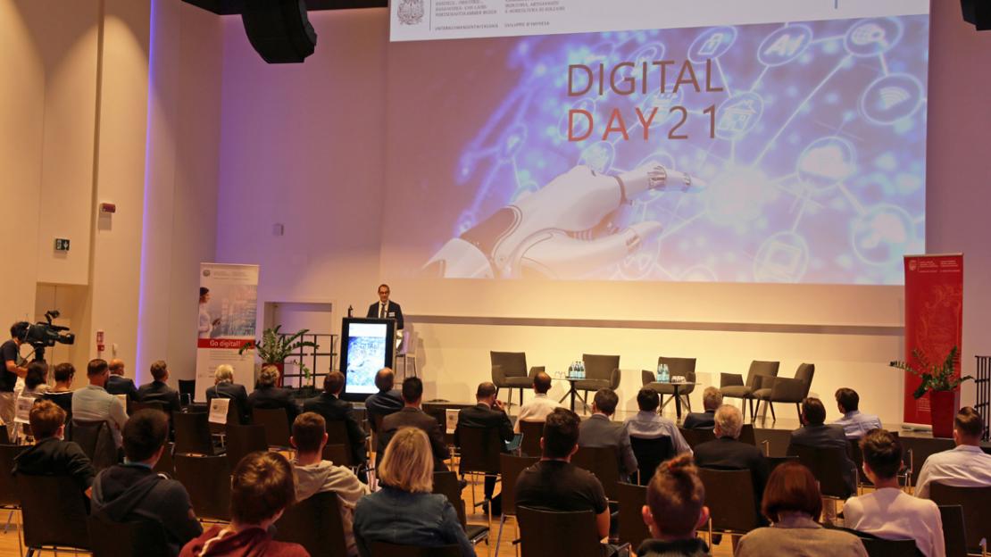 Il Segreterio generale della Camera di commercio di Bolzano, Alfred Aberer, all’apertura del Digital Day. Il Segreterio generale della Camera di commercio di Bolzano, Alfred Aberer, all’apertura del Digital Day.