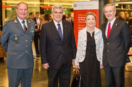Nella foto da sinistra a destra: il Comandante della Guardia di Finanza Giulio Piller, il Questore Lucio Carluccio, il Commissario del Governo per la Provincia di Bolzano Elisabetta Margiacchi e il Presidente della Camera di commercio di Bolzano Michl Ebner.