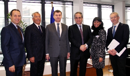 Im Bild von links nach rechts: Arnaldo Abruzzini, Generalsekretär von Eurochambres; Richard Weber, Präsident von Eurochambres; Andrus Ansip, Vizepräsident der Europäischen Kommission und Kommissar für den digitalen Binnenmarkt und die Vizepräsidenten von Eurochambres Constantine Michalos, Martha Schultz und Michl Ebner.