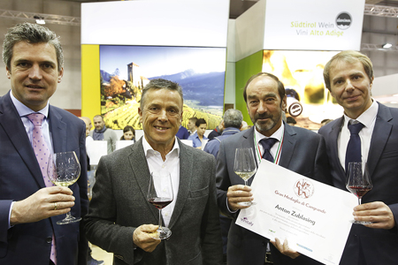 Im Bild von links nach rechts: Herbert Dorfmann, Abgeordneter zum Europäischen Parlament, Maximilian Niedermayr, Präsident des Konsortiums Südtirol Wein, Cangrande-Preisträger Anton Zublasing und Klaus Unterweger, Ressortdirektor von Landesrat Arnold Schuler. 