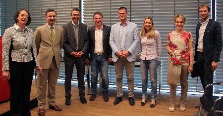Im Bild von links nach rechts: Barbara Pobitzer Stampfl (Direktorin WFO Bozen), Maximilian Ghetta (Forst AG), Robert Pohlin (Elpo GmbH), Michael Kompatscher (Loacker AG), Harald Gruber (Assiconsult GmbH), Judith Pollinger (Schweitzer Project AG), Monika Kompatscher und Stefan Rainer (beide Salewa AG).