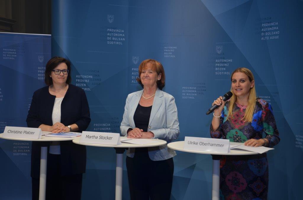 Corso per donne nei CdA: L'assessora Stocker ha evidenziato la lunga strada compiuta dalle donne negli ultimi decenni per raggiungere posizioni apicali (Foto: USP/B.Franzelin)