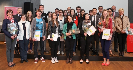 I vincitori con l'On. Michl Ebner, il dott. Christian Tommasini, i professori e alcuni dirigenti scolastici delle scuole partecipanti