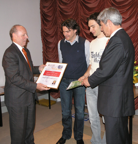 Il Presidente della Camera di commercio di Bolzano, Benedikt Gramm e l’Assessore provinciale alla formazione professionale agricola, forestale ed economia domestica, Hans Berger si congratulano con i vincitori della categoria “prodotti innovativi” del team di progetto dell’Istituto Tecnico Industriale “Max Valier” di Bolzano