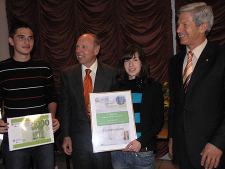 Il Presidente della Camera di commercio di Bolzano, Benedikt Gramm e l’Assessore provinciale alla formazione professionale agricola, forestale ed economia domestica, Hans Berger si congratulano con gli studenti del Liceo Tecnologico “Galileo Galilei” di Bolzano, vincitori della categoria “servizi innovativi”.