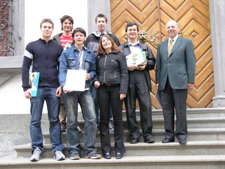 Il Presidente della Camera di commercio di Bolzano con la classe 4BP dell’Istituto tecnico commerciale „F. Kafka” di Merano