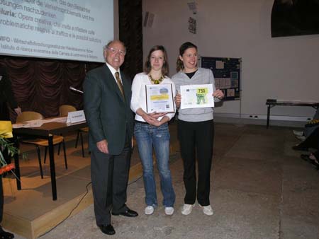 Il Presidente della Camera di commercio di Bolzano consegna alle rappresentanti della 5° classe del Liceo artistico di Brunico