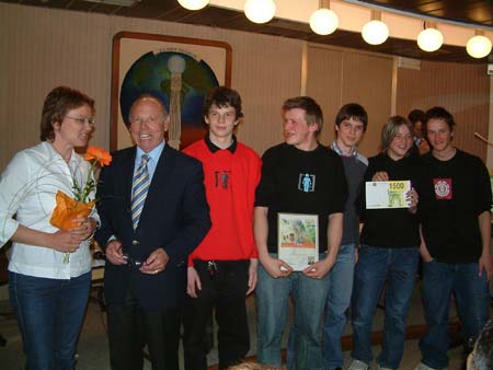 Il Presidente della Camera di commercio di Bolzano si congratula con i vincitori e la professoressa Agnes Jud della classe 2a dell’Istituto professionale per i servizi economico aziendali e turistici di Campo di Tures.