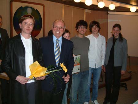 Il Presidente della Camera di commercio di Bolzano con la prof.ssa Margareth Mitterhofer e alcuni alunni della 3° classe del Liceo classico di Brunico. La classe ha raggiunto il 3° posto ex equo con l’Istituto tecnico commerciale di Merano