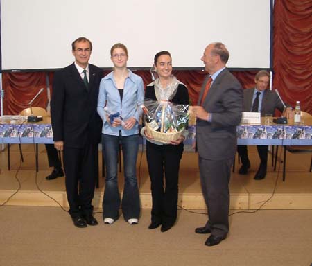 L’Assessore Werner Frick e il Presidente della Camera di commercio e Benedikt Gramm consegnano il premio ad una rappresentante degli studenti e alla prof.ssa Jutta Pircher della classe 4 a dell’Istituto tecnico commerciale di Merano