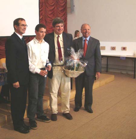 L’Assessore Werner Frick e il Presidente della Camera di commercio Benedikt Gramm si congratulano con un alunno e con il prof. Maurizio Renzi della 1° classe della scuola professionale provinciale agraria di Vadena per il 2° posto.