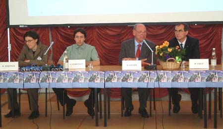 Barbara Moroder e Urban Perkmann, collaboratori dell’IRE, Benedikt Gramm, Presidente della Camera di commercio di Bolzano e l’assessore Werner Frick alla premiazione del concorso di Idee “Top Levels”.