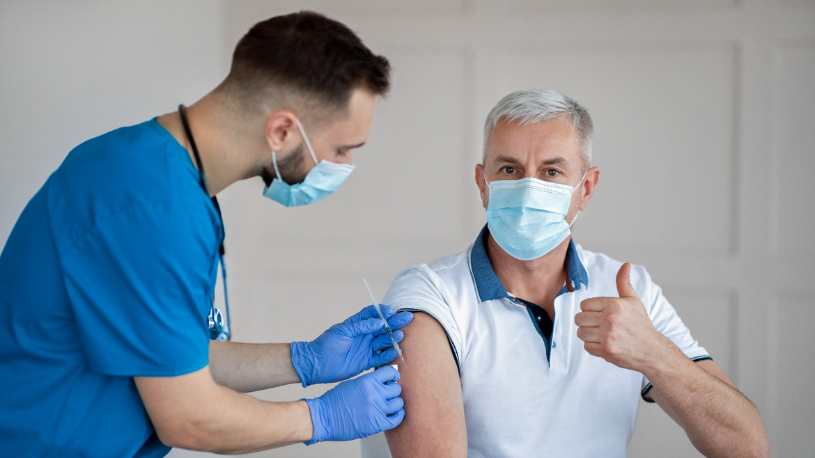 Ogni giorno senza vaccinazioni di massa costa vite umane.