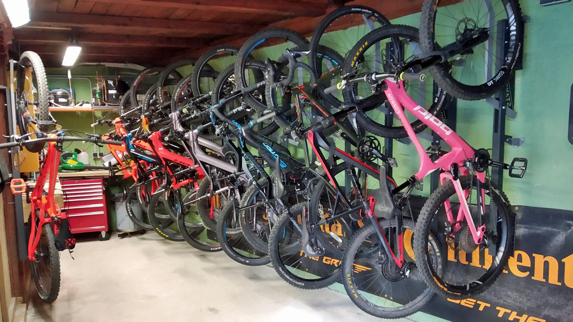 Durch die Fahrradhalterung Staybike kann in Fahrradkellern und Garagen Platz eingespart werden.