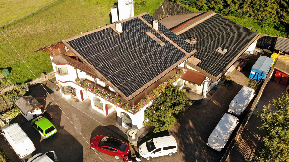 Die Photovoltaikanlage produziert Strom für die Elektrofahrzeug-Flotte