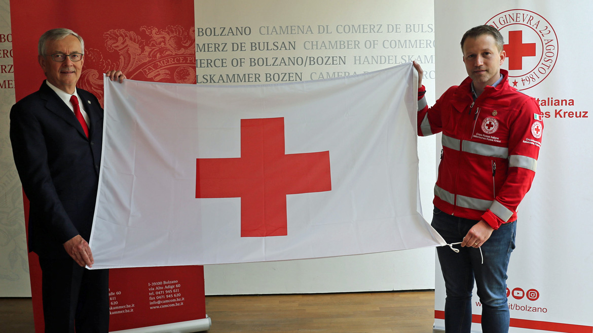 Da sinistra a destra: Michl Ebner, Presidente della Camera di commercio di Bolzano e Manuel Pallua, Presidente della sezione provinciale della Croce Rossa.