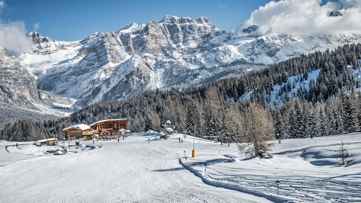 La malga “Ütia Saraghes” nel cuore delle Dolomiti