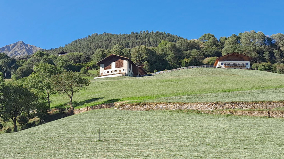 Der Latschair-Hof hoch über Kastelbell